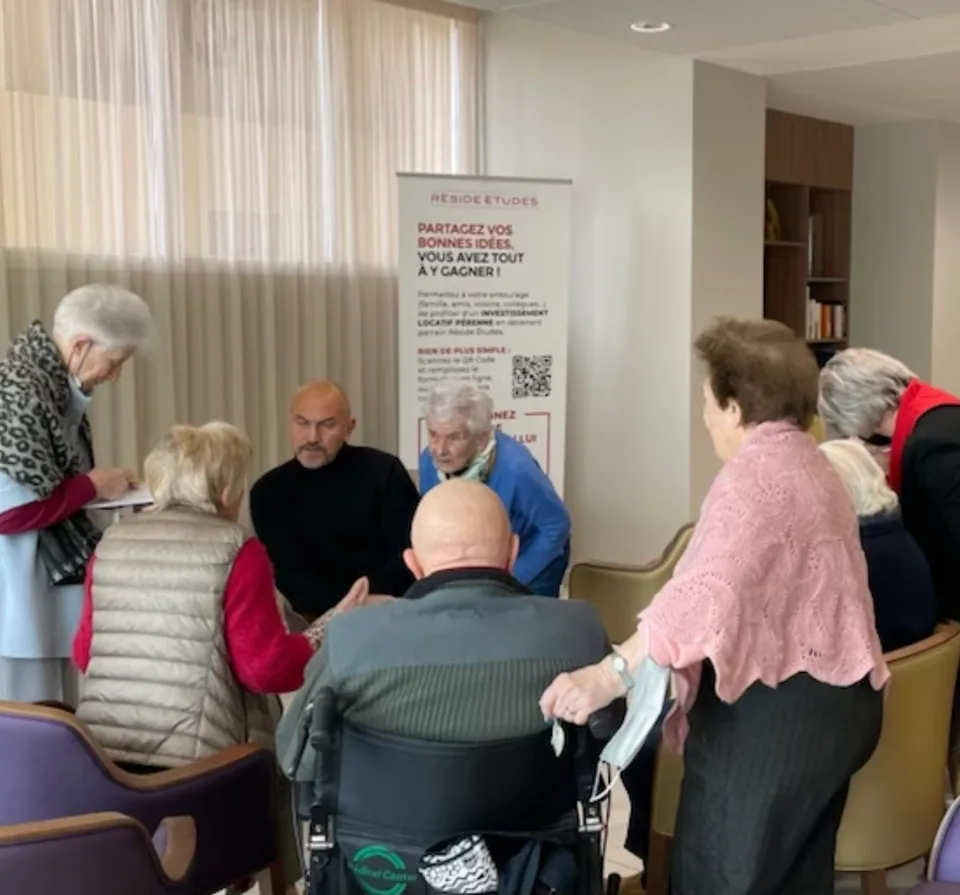 Laurent Petit en conférence dans une résidence seniors