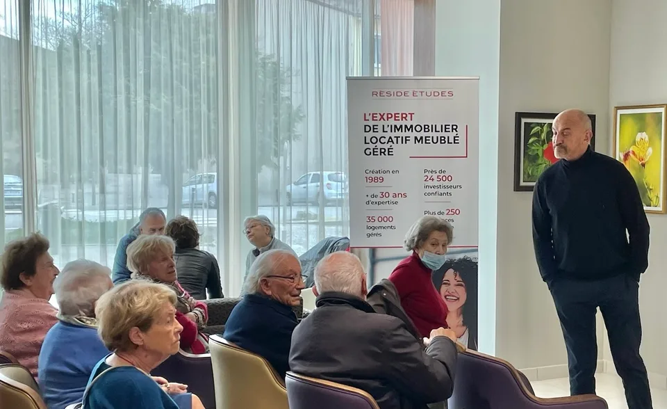 Laurent Petit en conférence dans une résidence seniors